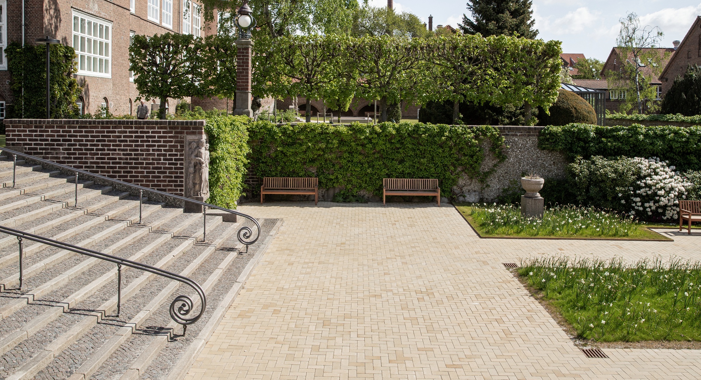 Color that lasts: Why paving clinker bricks age differently than colored concrete blocks